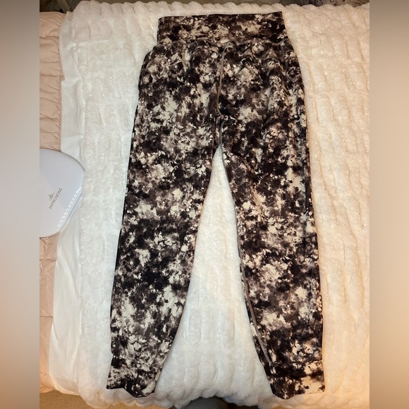 Athleta Salutation Black and White Patterned Joggers Size S - Picture 7 of 8
